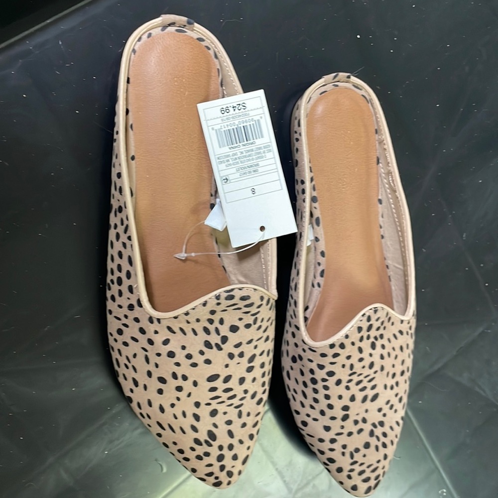 Cute slide on shoes 👟 with leopard print.  Never worn ( other than to try on )